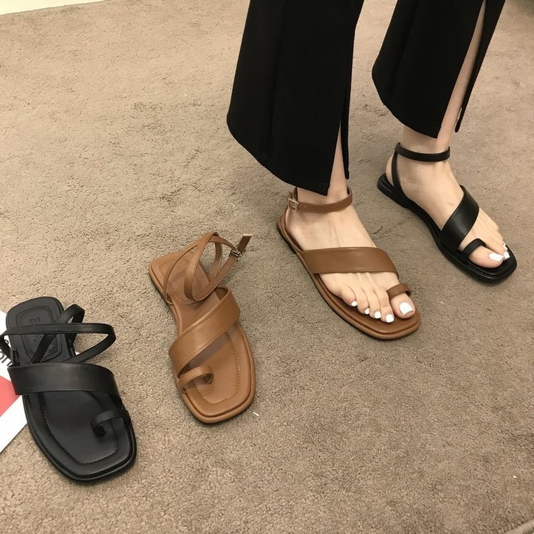 Outerwear sandals women 2023 summer new Korean version set toe cross with square toe flat bottom Roman sandals women wholesale