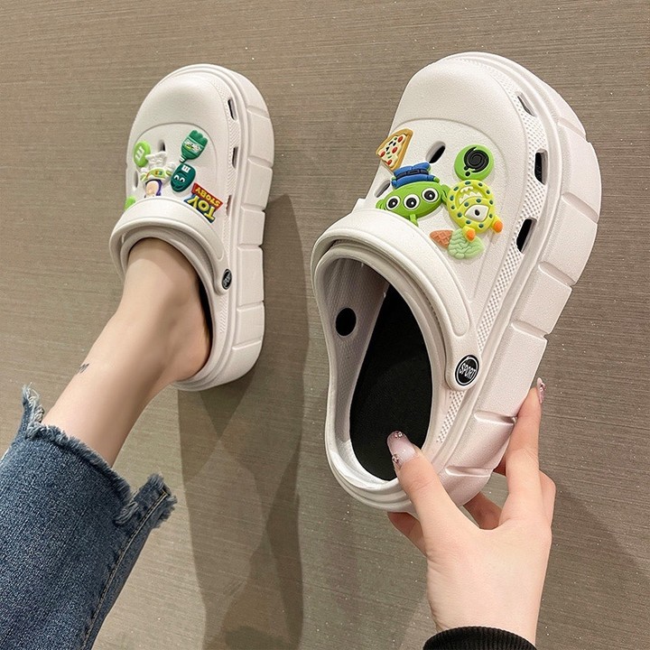 Thick-soled hole shoes women's ins trendy outerwear summer all-match heightened muffin Baotou beach sandals and slippers cross cartoon