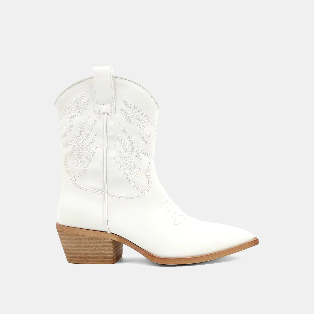Zahara White Boots